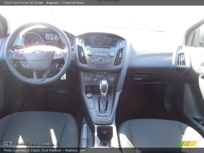 Magnetic / Charcoal Black 2016 Ford Focus SE Sedan
