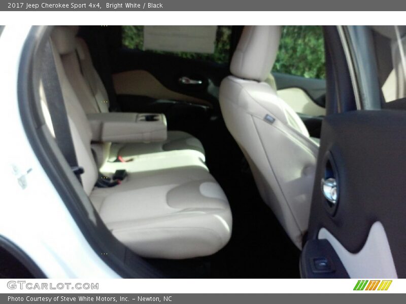 Bright White / Black 2017 Jeep Cherokee Sport 4x4