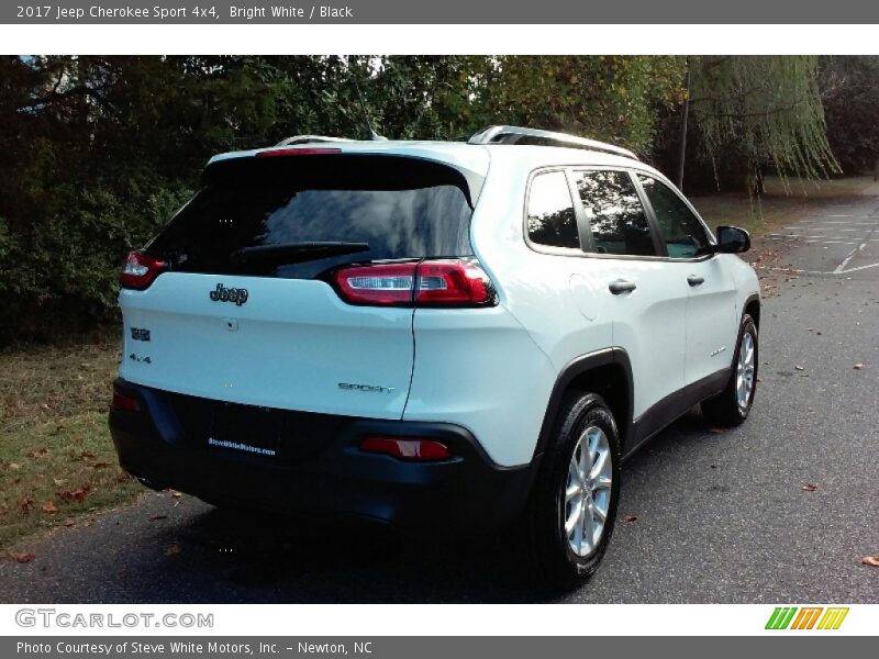 Bright White / Black 2017 Jeep Cherokee Sport 4x4