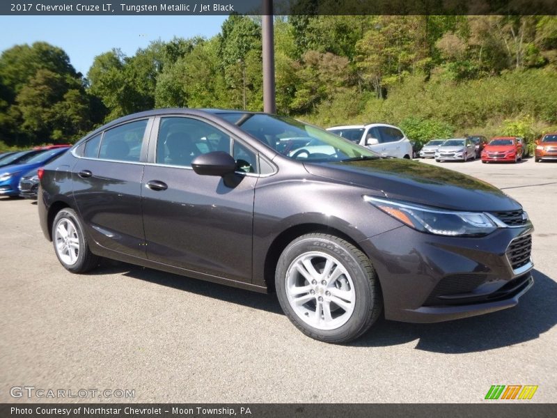 Front 3/4 View of 2017 Cruze LT