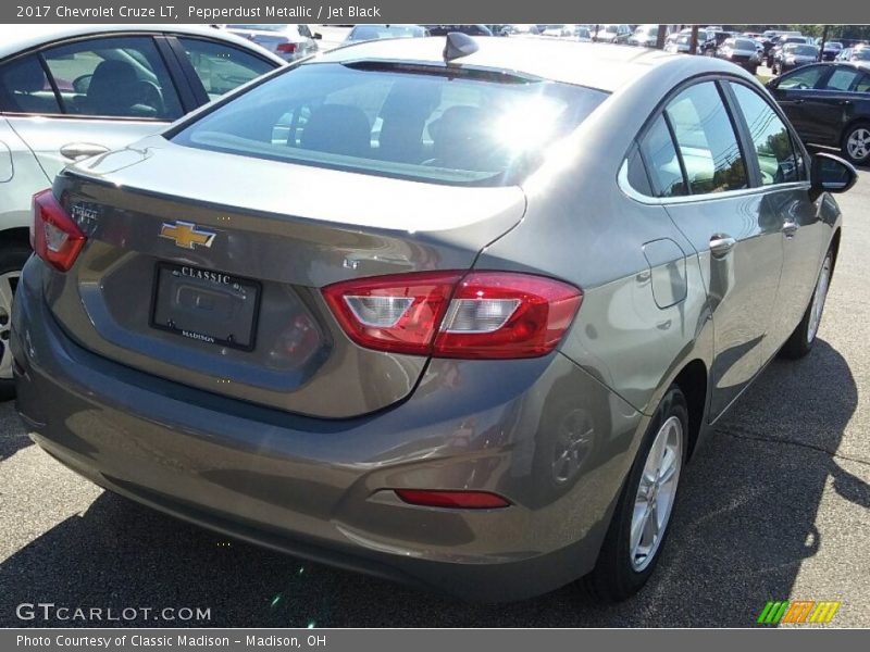 Pepperdust Metallic / Jet Black 2017 Chevrolet Cruze LT