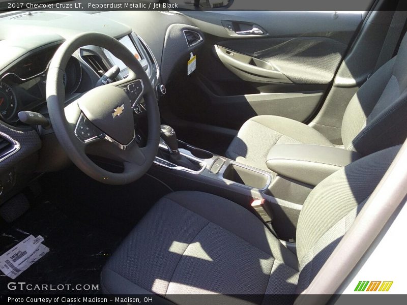 Pepperdust Metallic / Jet Black 2017 Chevrolet Cruze LT