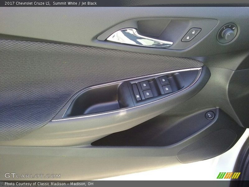Summit White / Jet Black 2017 Chevrolet Cruze LS