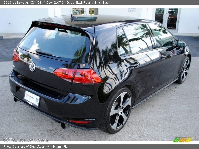 Deep Black Pearl / Titan Black 2016 Volkswagen Golf GTI 4 Door 2.0T S