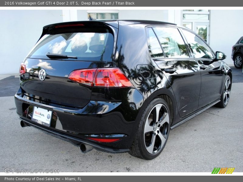Deep Black Pearl / Titan Black 2016 Volkswagen Golf GTI 4 Door 2.0T S