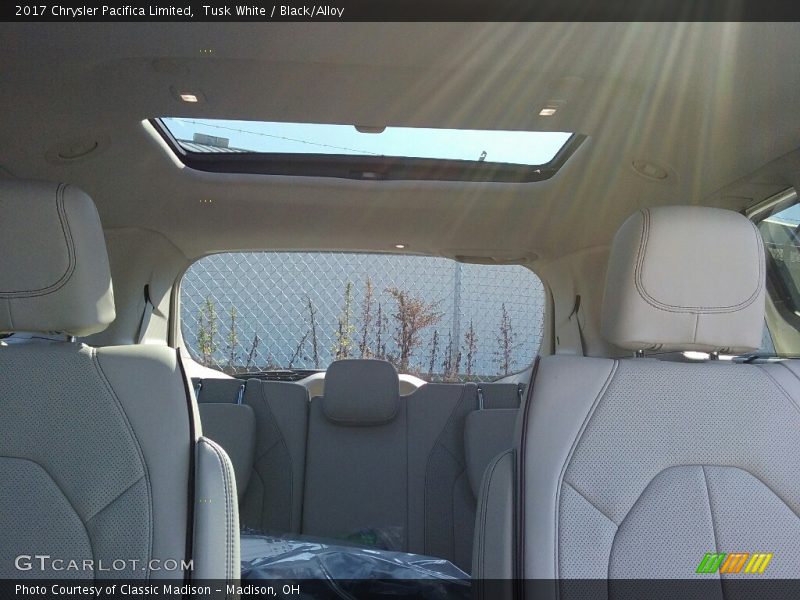 Tusk White / Black/Alloy 2017 Chrysler Pacifica Limited