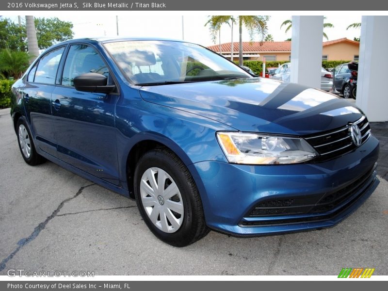 Front 3/4 View of 2016 Jetta S