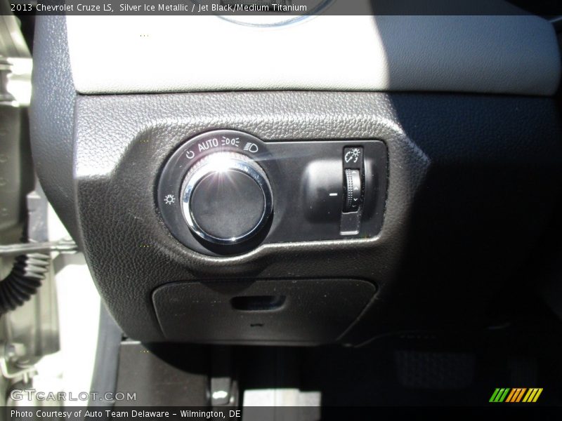 Silver Ice Metallic / Jet Black/Medium Titanium 2013 Chevrolet Cruze LS