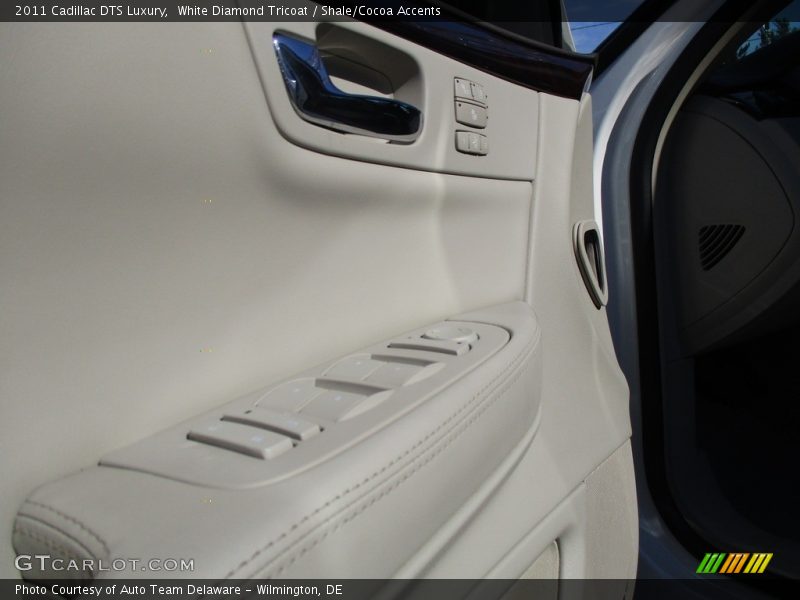 White Diamond Tricoat / Shale/Cocoa Accents 2011 Cadillac DTS Luxury