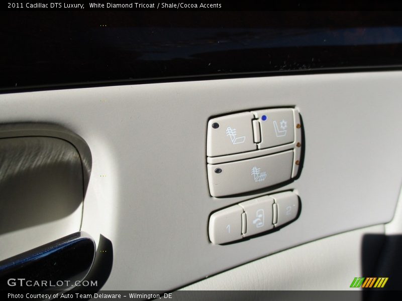 White Diamond Tricoat / Shale/Cocoa Accents 2011 Cadillac DTS Luxury