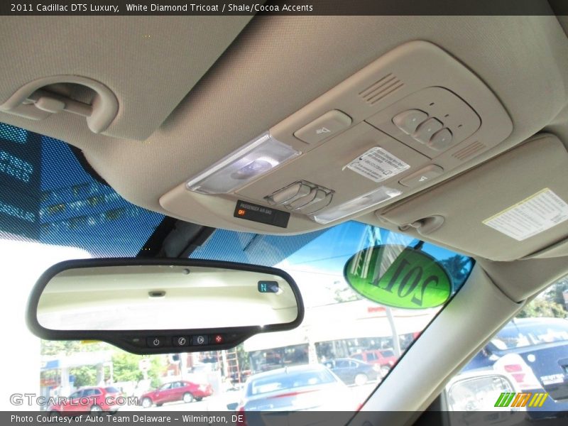 White Diamond Tricoat / Shale/Cocoa Accents 2011 Cadillac DTS Luxury