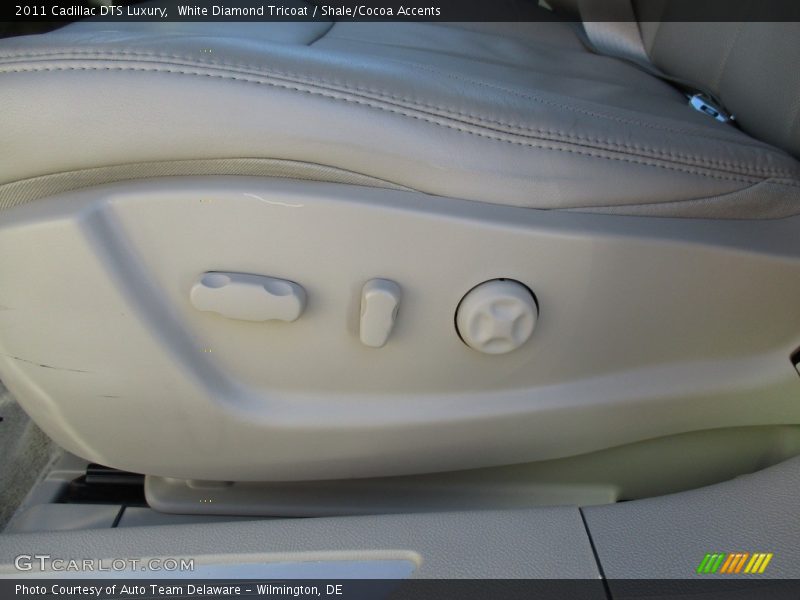 White Diamond Tricoat / Shale/Cocoa Accents 2011 Cadillac DTS Luxury