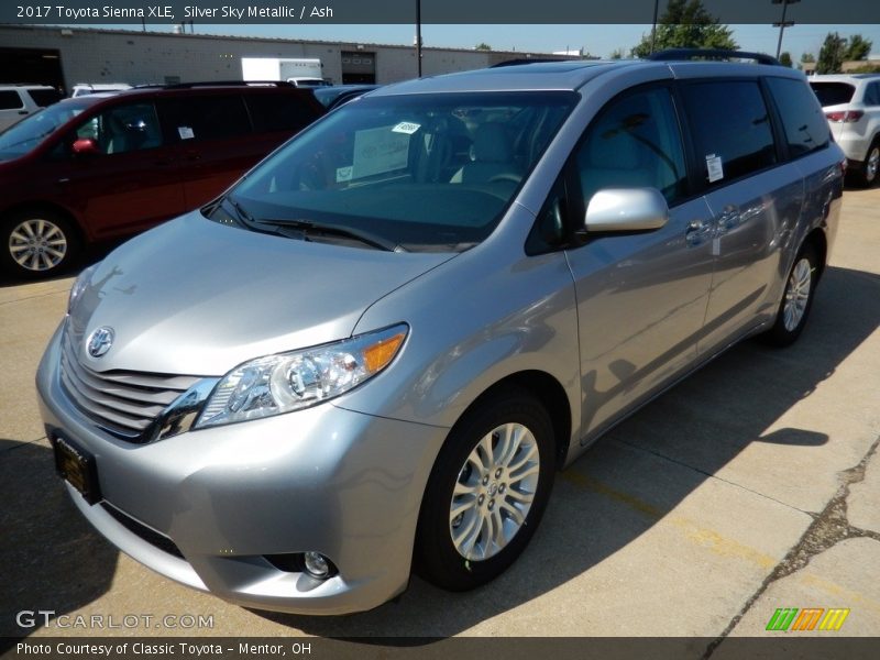 Front 3/4 View of 2017 Sienna XLE