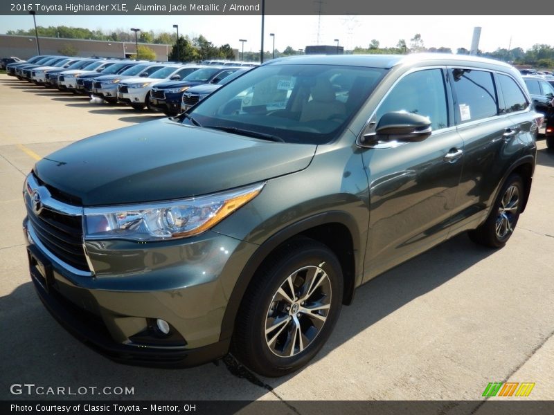 Front 3/4 View of 2016 Highlander XLE