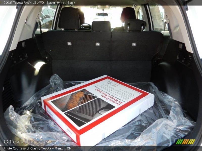 Super White / Black 2016 Toyota RAV4 LE AWD