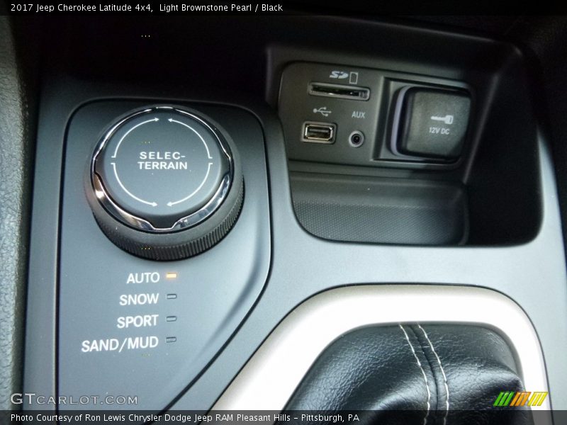Light Brownstone Pearl / Black 2017 Jeep Cherokee Latitude 4x4
