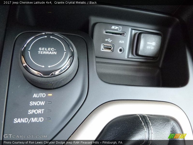 Granite Crystal Metallic / Black 2017 Jeep Cherokee Latitude 4x4