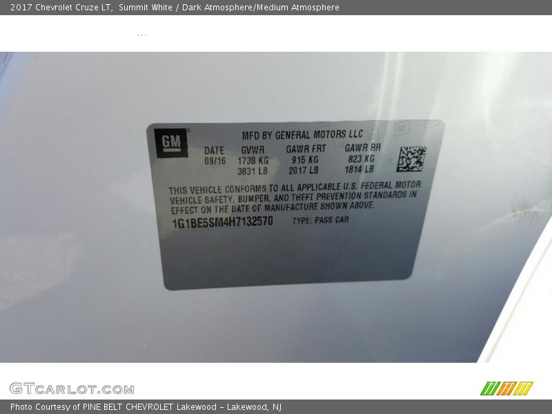 Summit White / Dark Atmosphere/Medium Atmosphere 2017 Chevrolet Cruze LT