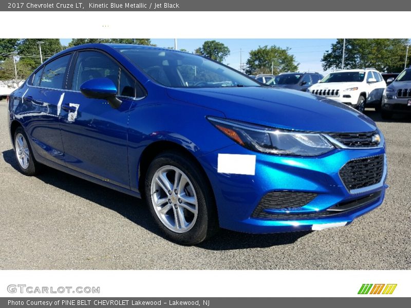 Front 3/4 View of 2017 Cruze LT
