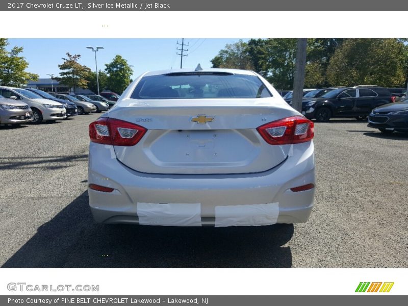 Silver Ice Metallic / Jet Black 2017 Chevrolet Cruze LT