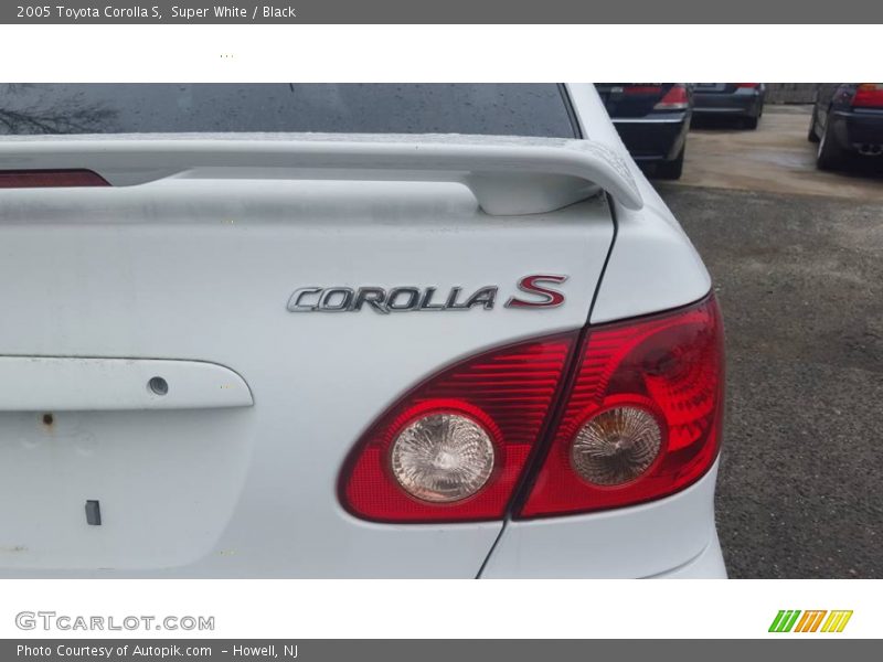 Super White / Black 2005 Toyota Corolla S