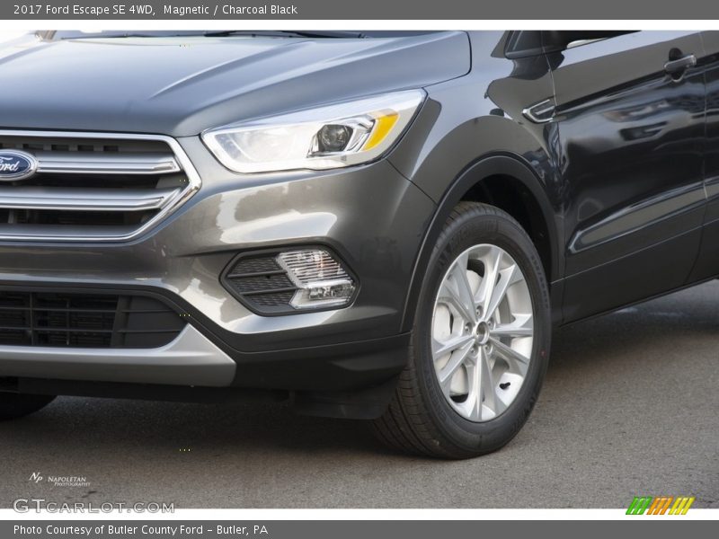 Magnetic / Charcoal Black 2017 Ford Escape SE 4WD