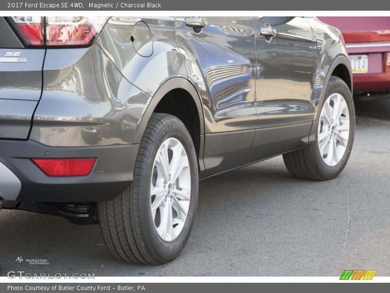 Magnetic / Charcoal Black 2017 Ford Escape SE 4WD