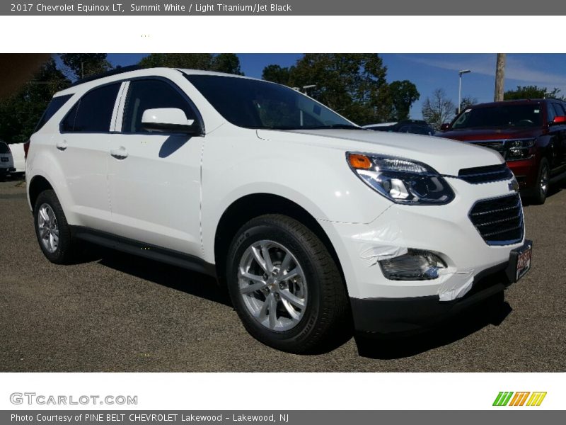 Front 3/4 View of 2017 Equinox LT