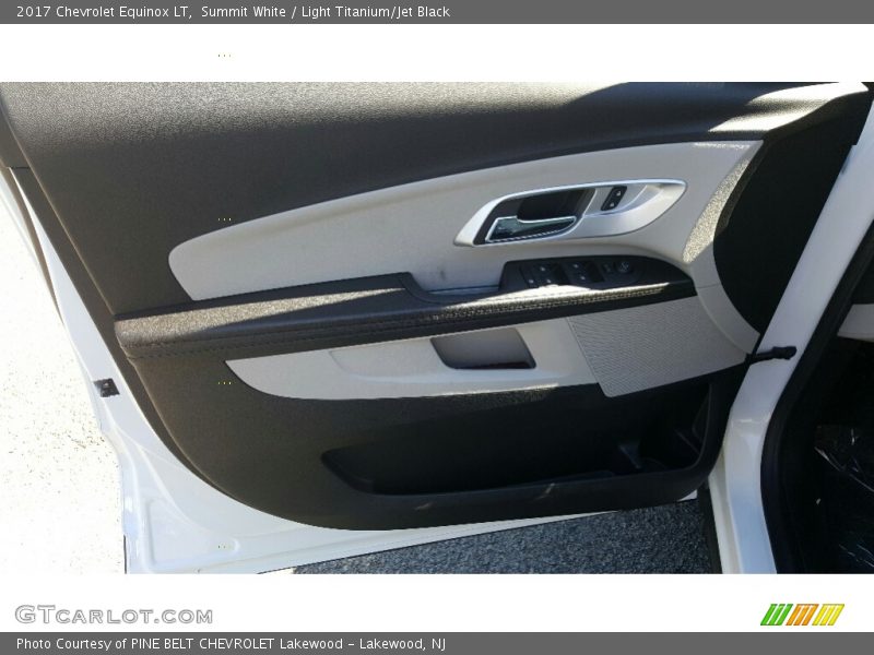 Summit White / Light Titanium/Jet Black 2017 Chevrolet Equinox LT