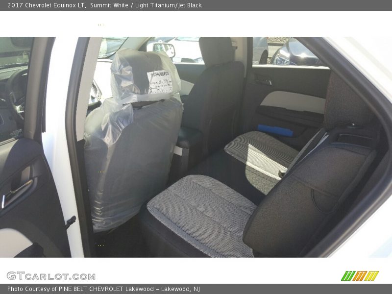 Summit White / Light Titanium/Jet Black 2017 Chevrolet Equinox LT