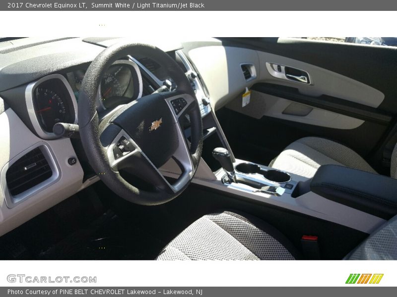Summit White / Light Titanium/Jet Black 2017 Chevrolet Equinox LT