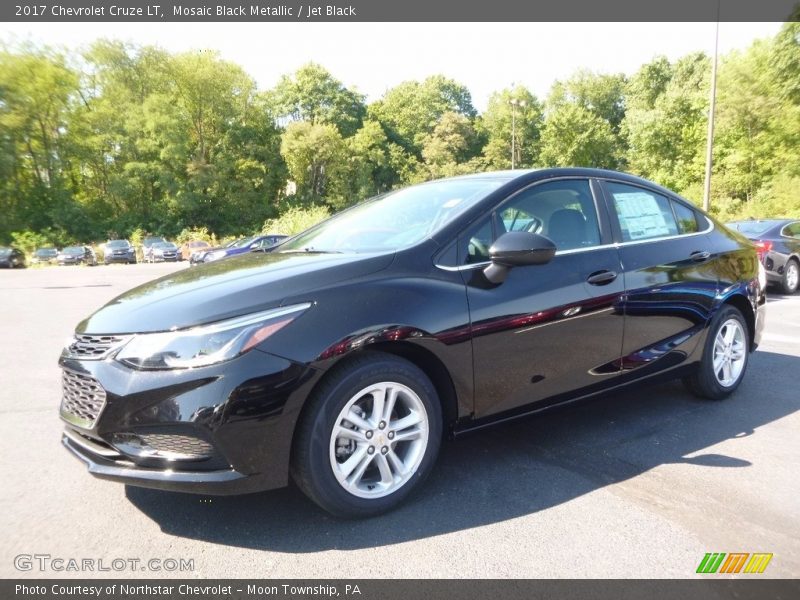 Front 3/4 View of 2017 Cruze LT