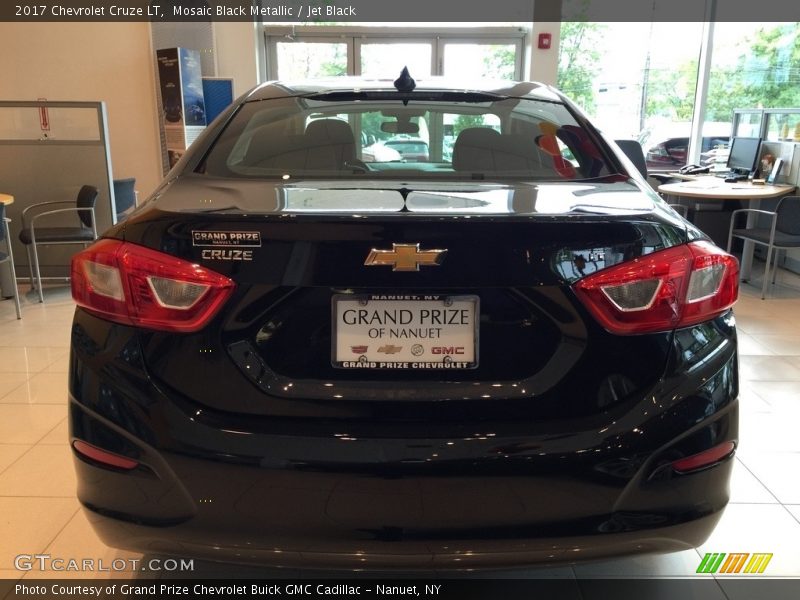 Mosaic Black Metallic / Jet Black 2017 Chevrolet Cruze LT