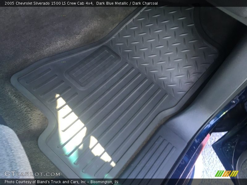 Dark Blue Metallic / Dark Charcoal 2005 Chevrolet Silverado 1500 LS Crew Cab 4x4