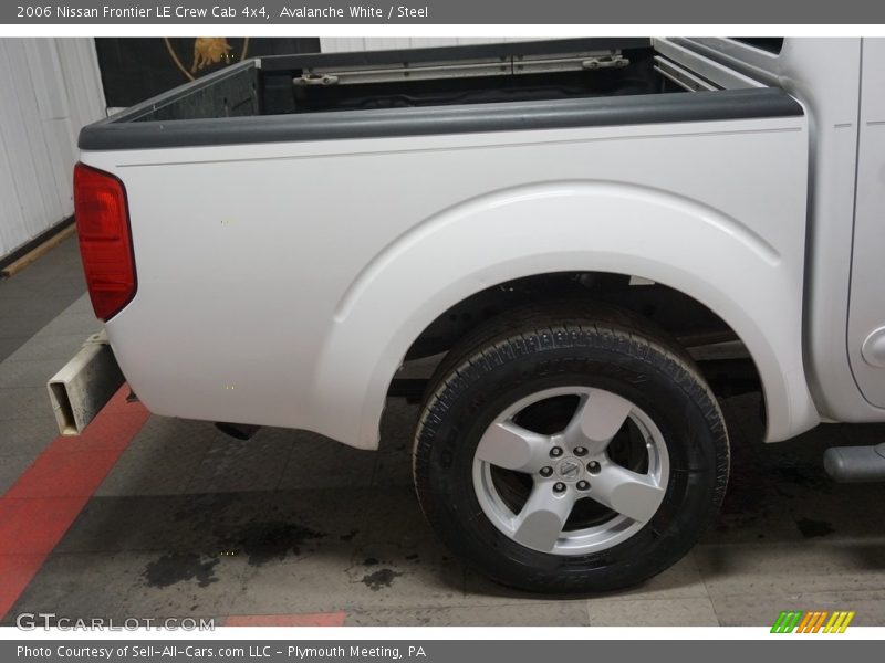 Avalanche White / Steel 2006 Nissan Frontier LE Crew Cab 4x4