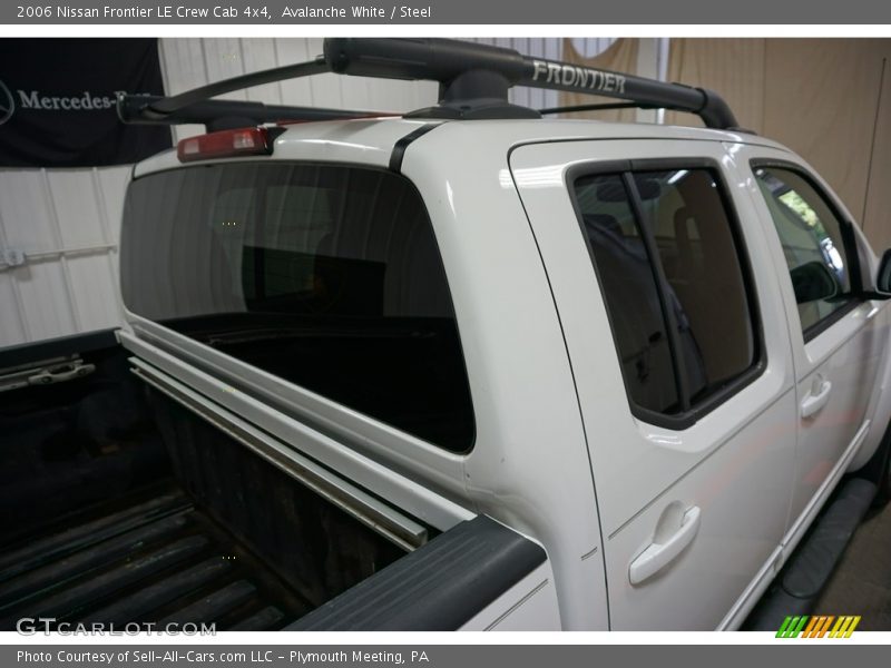 Avalanche White / Steel 2006 Nissan Frontier LE Crew Cab 4x4