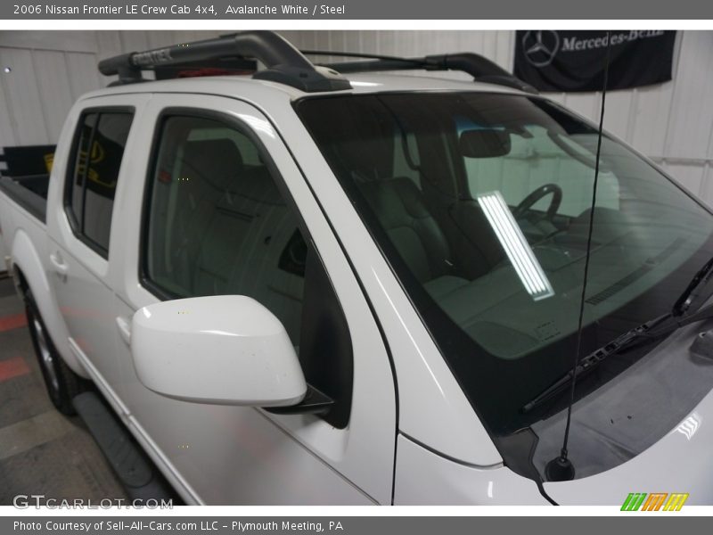 Avalanche White / Steel 2006 Nissan Frontier LE Crew Cab 4x4