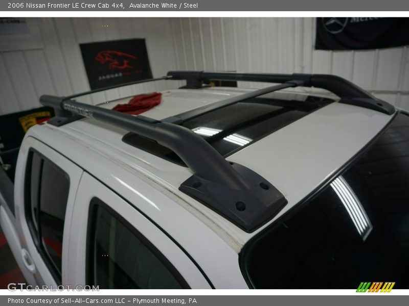 Avalanche White / Steel 2006 Nissan Frontier LE Crew Cab 4x4