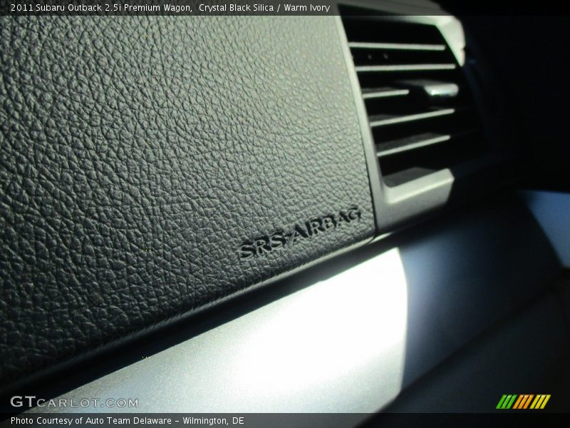 Crystal Black Silica / Warm Ivory 2011 Subaru Outback 2.5i Premium Wagon