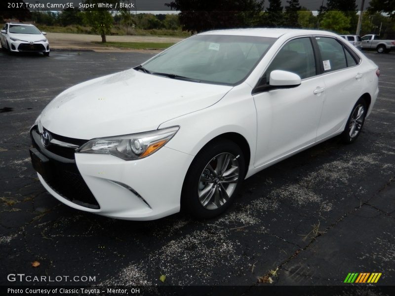 Super White / Black 2017 Toyota Camry SE