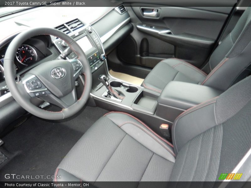 Super White / Black 2017 Toyota Camry SE