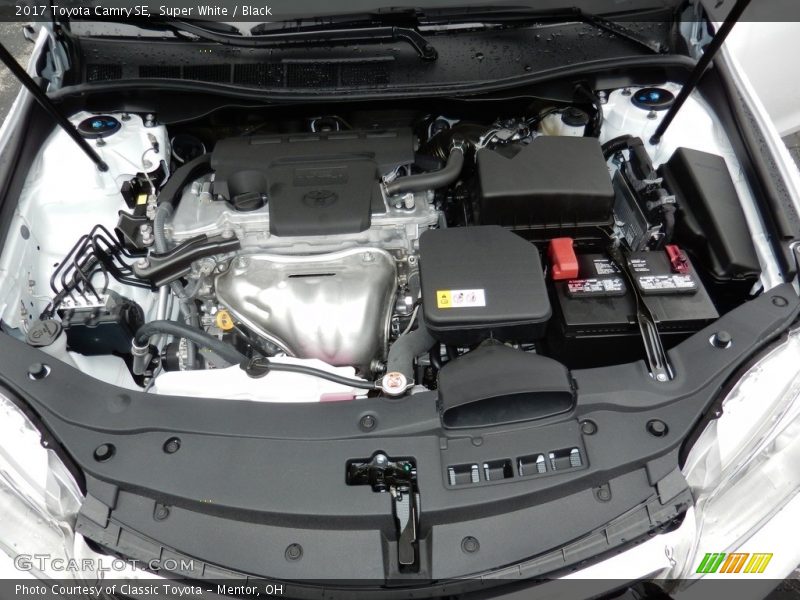 Super White / Black 2017 Toyota Camry SE