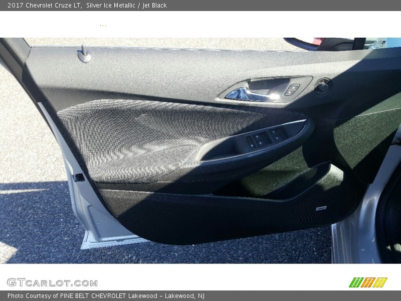Silver Ice Metallic / Jet Black 2017 Chevrolet Cruze LT
