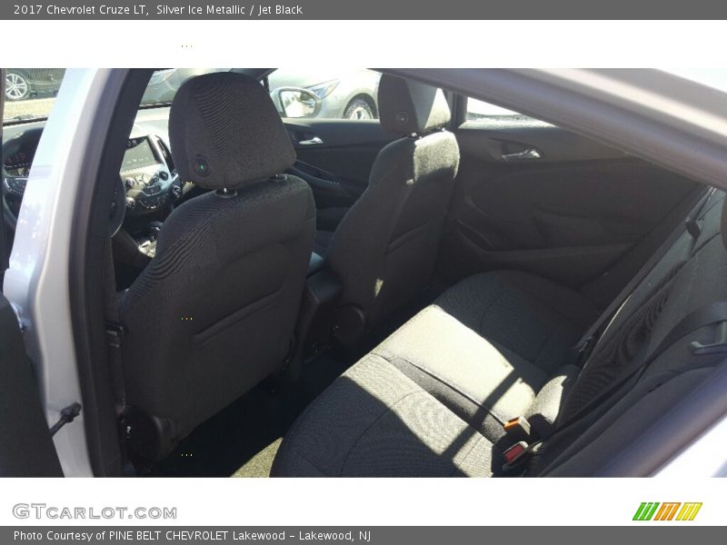 Silver Ice Metallic / Jet Black 2017 Chevrolet Cruze LT