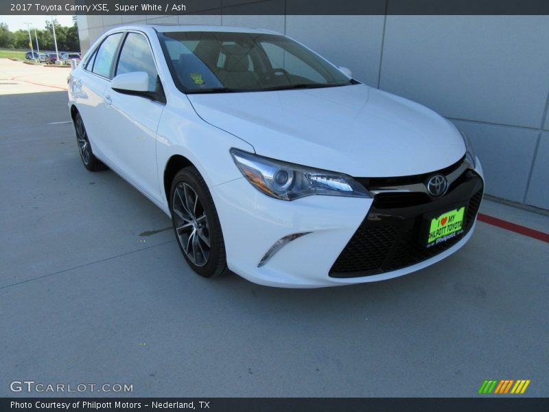 Super White / Ash 2017 Toyota Camry XSE