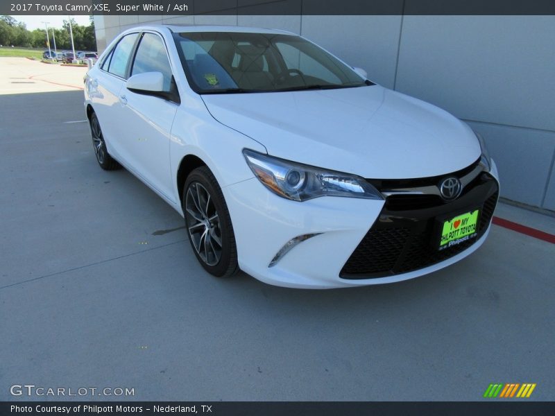 Super White / Ash 2017 Toyota Camry XSE