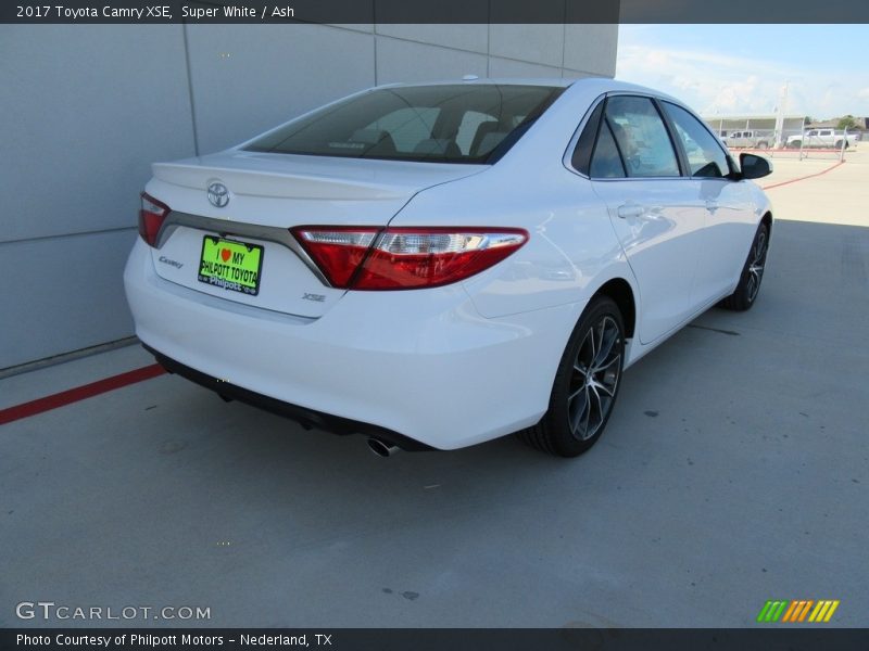Super White / Ash 2017 Toyota Camry XSE