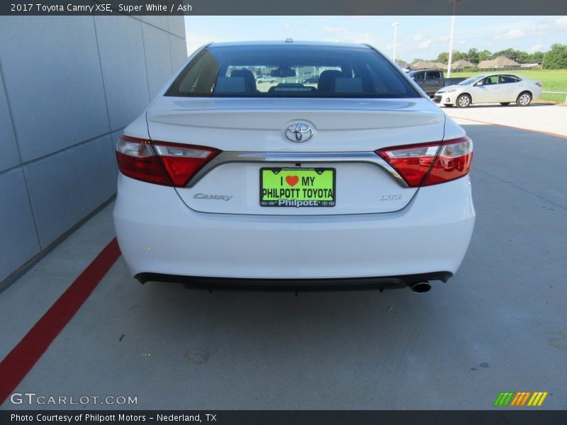 Super White / Ash 2017 Toyota Camry XSE