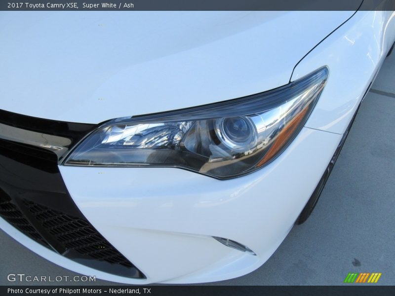 Super White / Ash 2017 Toyota Camry XSE