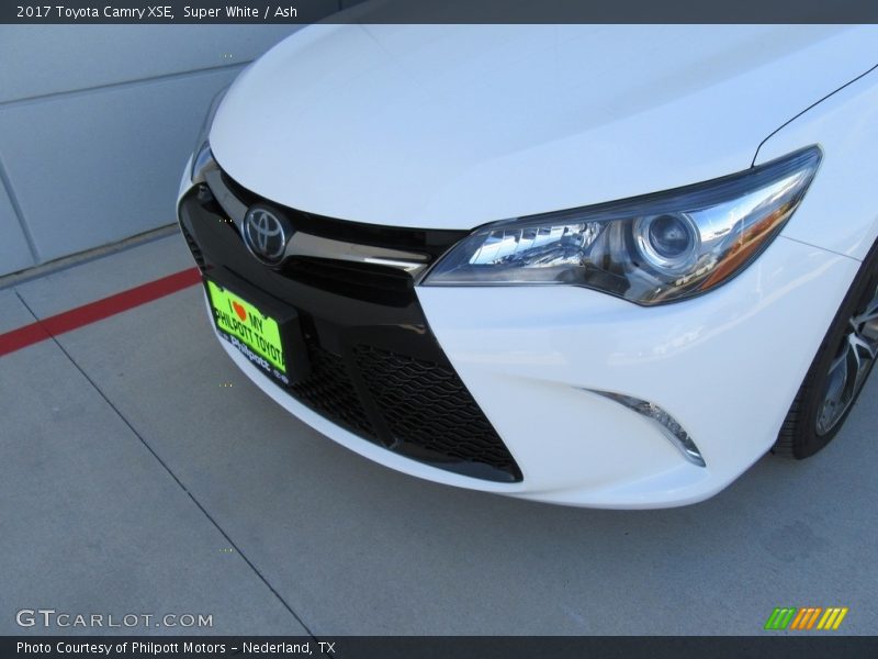 Super White / Ash 2017 Toyota Camry XSE